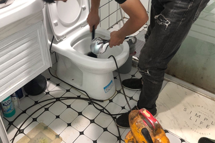 泽州马桶堵塞自己疏通还是找师傅?专业上门服务让你省时更省心